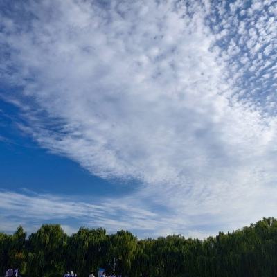 青海海西州：茶卡盐湖清澈“天空之镜”引客来访